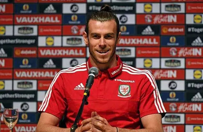 Bale trong cuộc họp báo ở Dinard